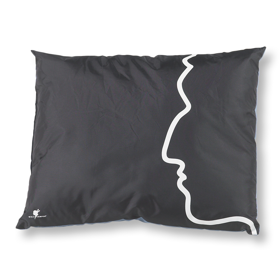 Letvægts hovedpude til sovepose i sort med wolf camper logo motiv